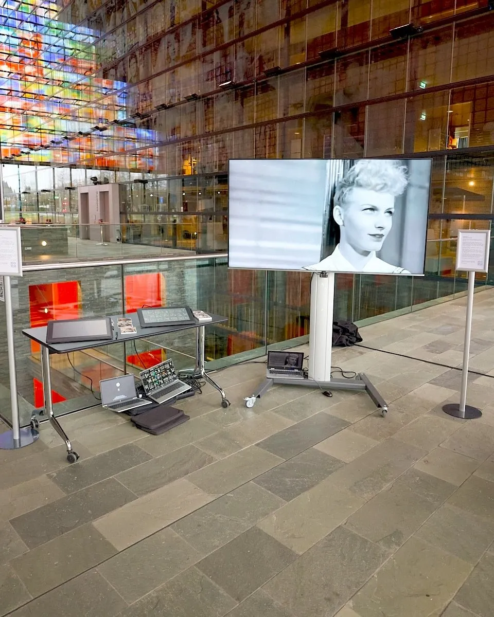 View of the installation located at the building’s entrance.
